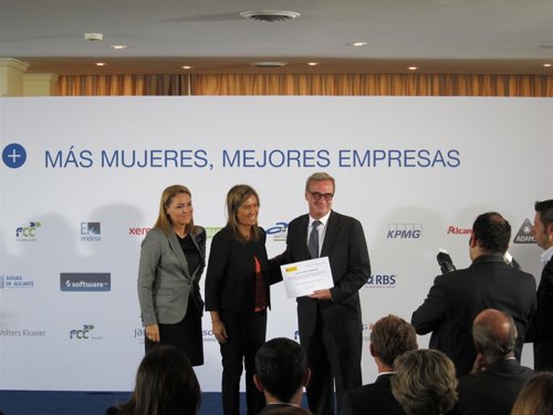 Ana Mato durante la firma.