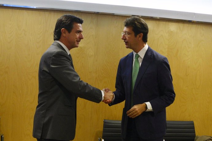 Juan Carlos Ruiz saluda al ministro Soria en el Consejo Español de Turismo