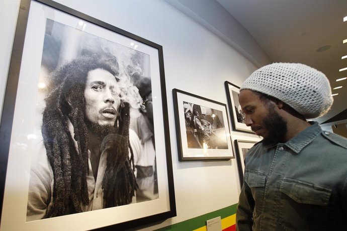 David 'Ziggy' Marley contempla una foto de su padre, Bob Marley