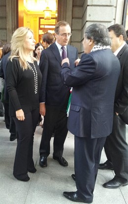 Trinidad Jiménez y Alfonso Alonso hablando con el embajador palestino