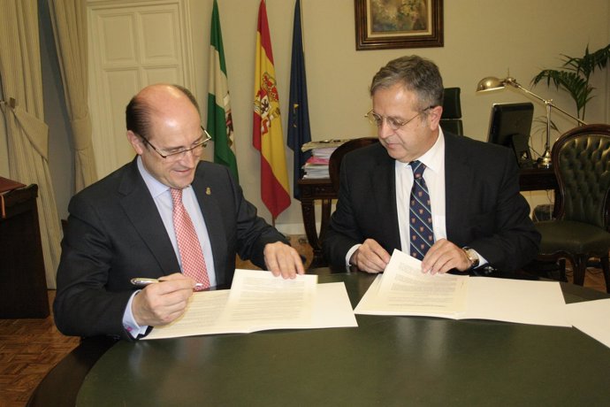 Federico Cabello de Alba y Salvador Fuentes en la firma del convenio
