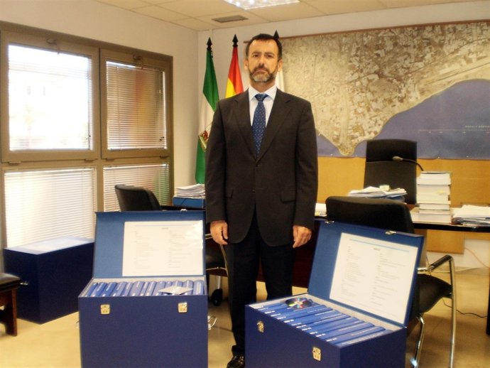 Pablo Venzal (PP) con el PGOU de Almería 