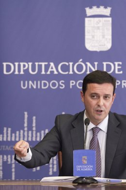 García, en rueda de prensa para informar de la junta de gobierno