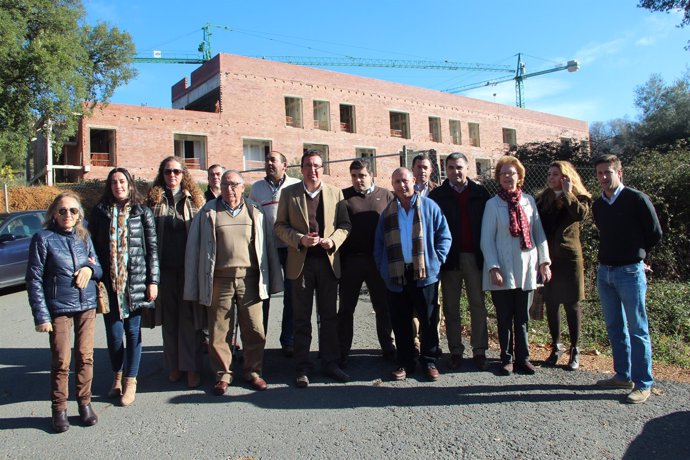 Miembros y dirigentes del PP visitan las obras del Chare de la Sierra. 
