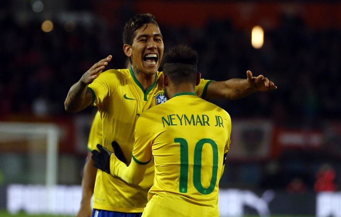 Roberto Firmino celebra con Neymar el gol ante Austria