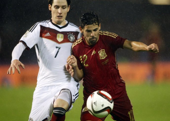 Nolito pelea con el alemán Rudy en su debut con la selección española