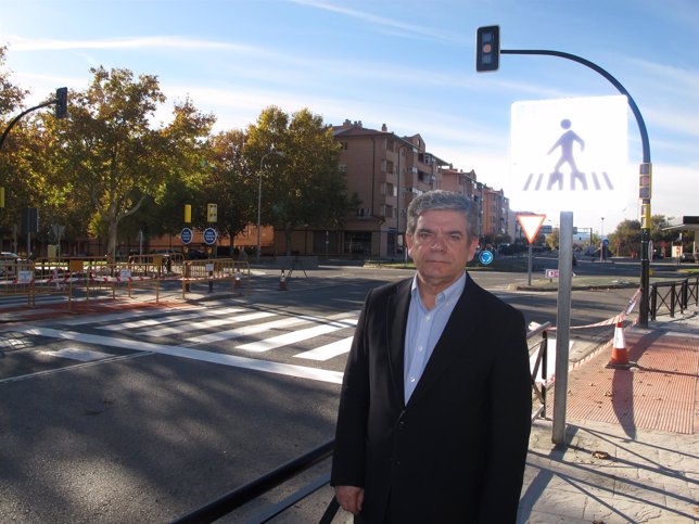 El concejal de Tráfico de Teruel, José Miguel Hernando, junto al nuevo semáforo