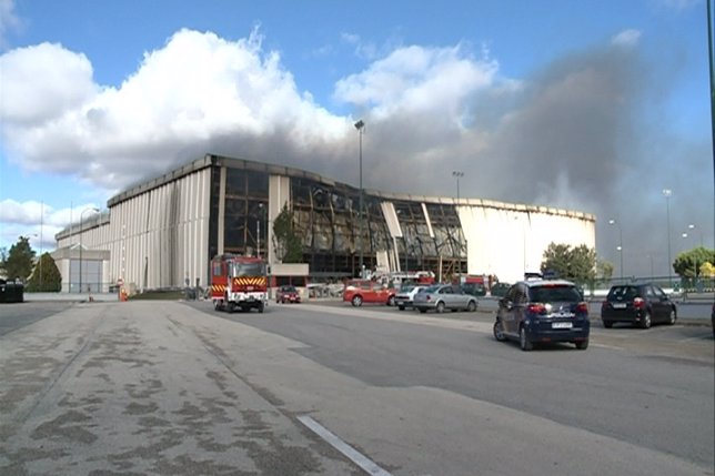 El incendio en la fábrica de Campofrío de Burgos sigue activo pero controlado