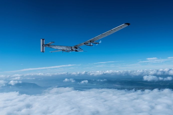 Avión Solar Impulse, autopropulsado con energía solar, en pleno vuelo
