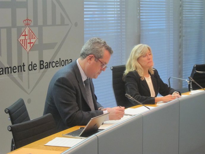 El t.Alcalde Joaquim Forn y la concejal del PP B. Pajares