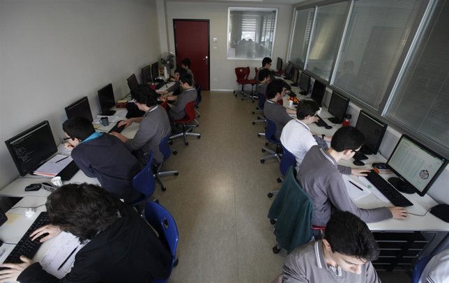 Estudiantes en ordenadores