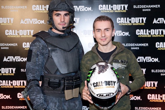 Jorge Lorenzo en la presentación de su casco de Call of Duty