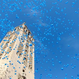 Suelta de globos por la infancia ante la Giralda 