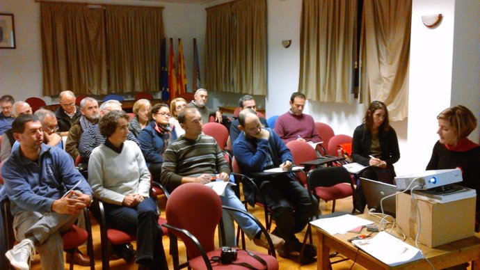Vecinos y ayuntamientos en la primera reunión del movimiento 'Lindano no'