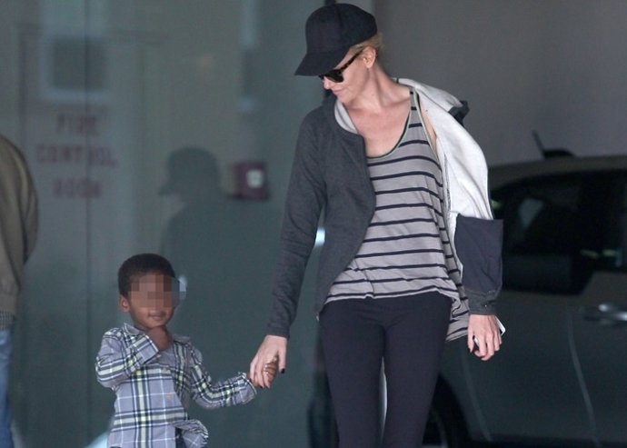 La policía lo desmiente. Charlize Theron no maltrató a su hijo