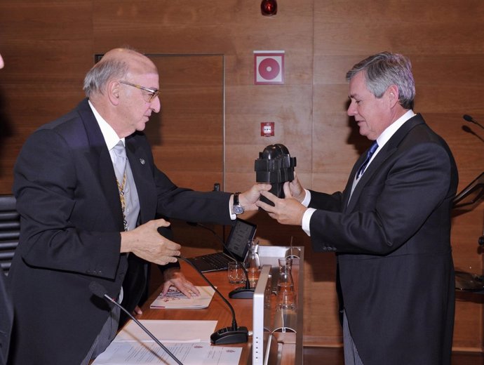 Jorge Sendagorta recpge el premio de la RAI