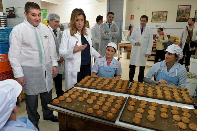 Susana Díaz visita la fábrica de mantecado La Colchona.