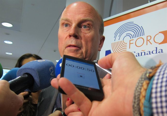 Buch atiende a los medios tras el I Foro de la Fundación Cañada Blanch