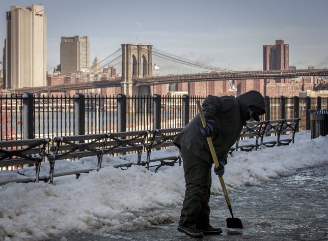 Un trabajador municipal limpia la nieve en Nueva York