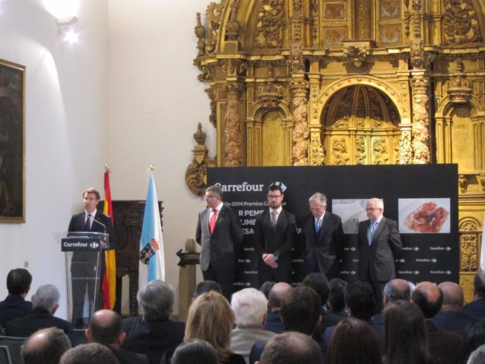 Feijóo en un acto de entrega de premios de Carrefour a Torre de Núñez y Feiraco