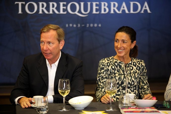 Michael Ellis Guía Michelin en conferencia colegio internacional con directora 