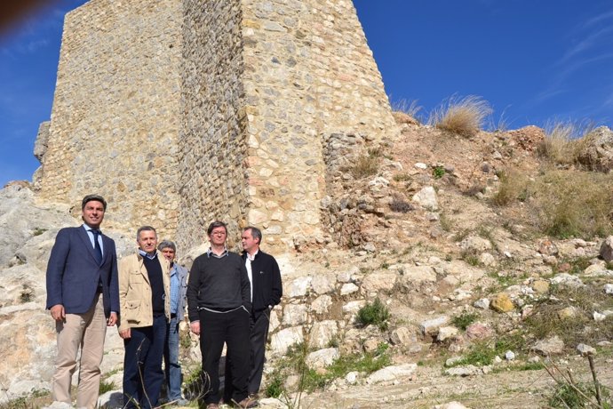 Lorite (izda.) junto al castillo de Carcabuey con los alcaldes de los municipios