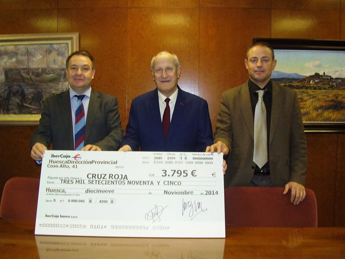 Entrega del cheque solidario de Ibercaja a Cruz Roja Huesca