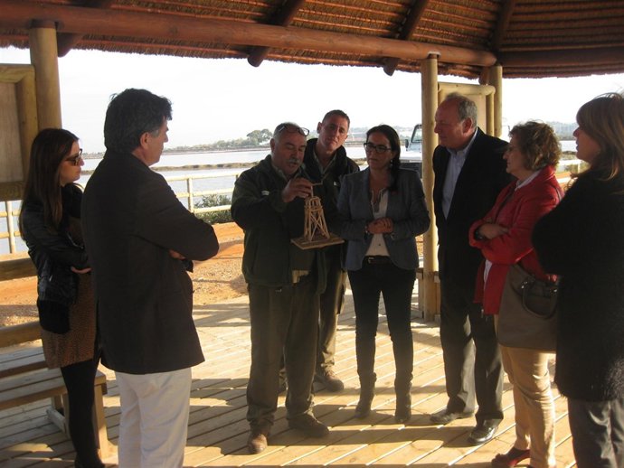 Miembros de la Junta y Cepsa, en Marismas del Odiel. 