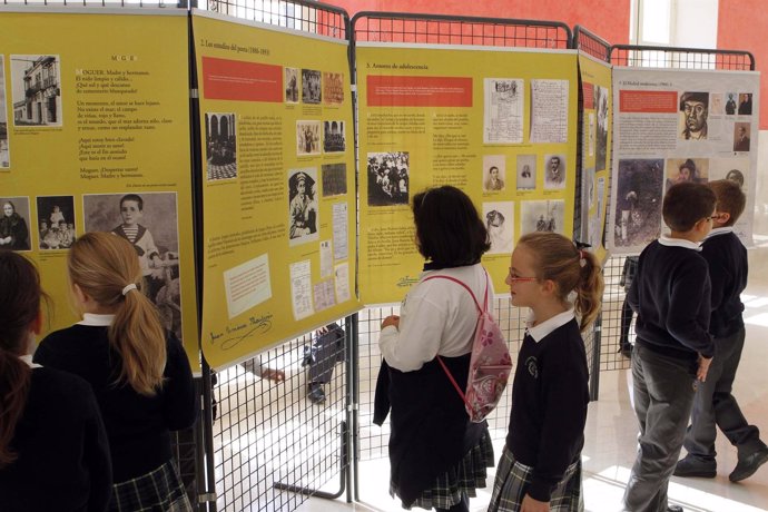 Niños en una exposición de la Feria del Libro de Almería