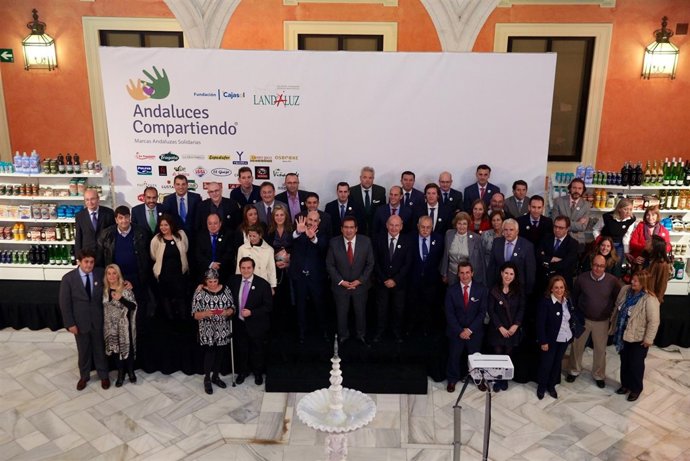 Foto de familia de la II Gala Solidaria 'Andaluces Compartiendo'