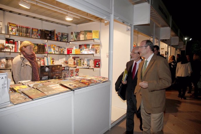 Merino y Rodríguez-Comendador recorren la Feria del Libro de Almería