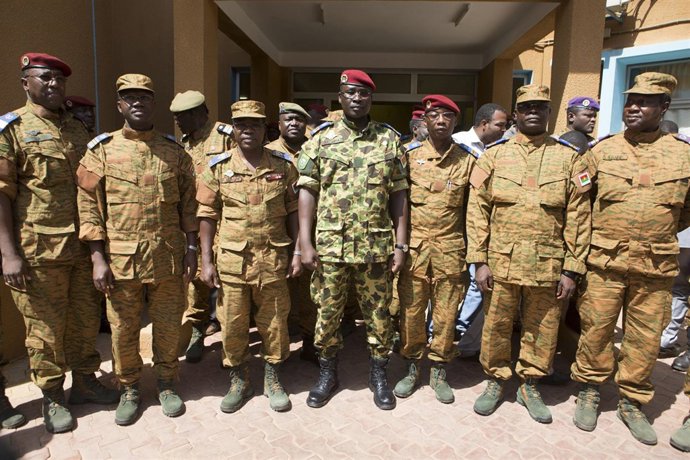 El primer ministro de Burkina Faso, Isaac Zida, rodeado de militares