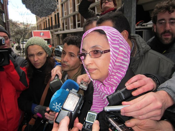 Aminetu Haidar atiende a los medios de comunicación
