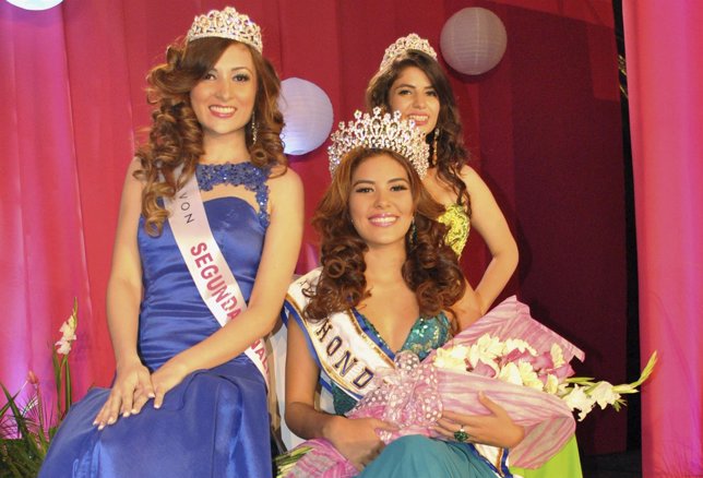 Maria Jose Alvarado (con flores) y otras dos concursantes posan para los fotógra