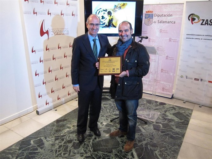 El ganador (D) junto al presidente de la Diputación