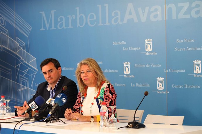 La alcaldesa de Marbella, Ángeles Muñoz, y el portavoz municipal, Félix Romero
