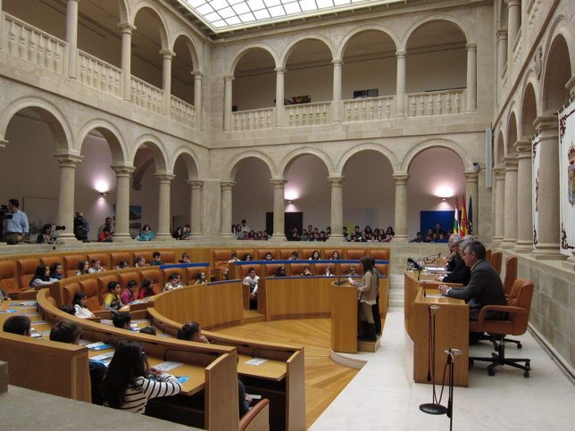 Acto niños Las Gaunas en el Parlamento riojano