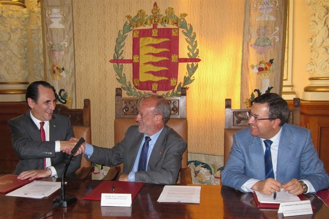 Firma del convenio entre Iberaval y el Ayuntamiento de Valladolid