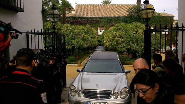 Salida del féretro de la Duquesa de Alba del Palacio de Dueñas