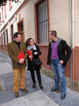 Arráiz, junto a otros compañeros socialistas, ante el Colegio San Bernabé
