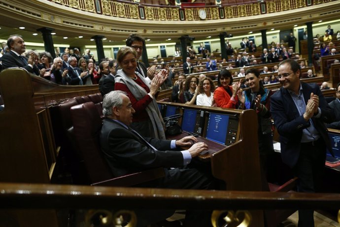 Los diputados aplauden a Alfonso Guerra