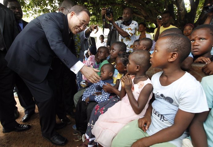Ban Ki Moon con niños desplazados internos en Costa de Marfil en 2011