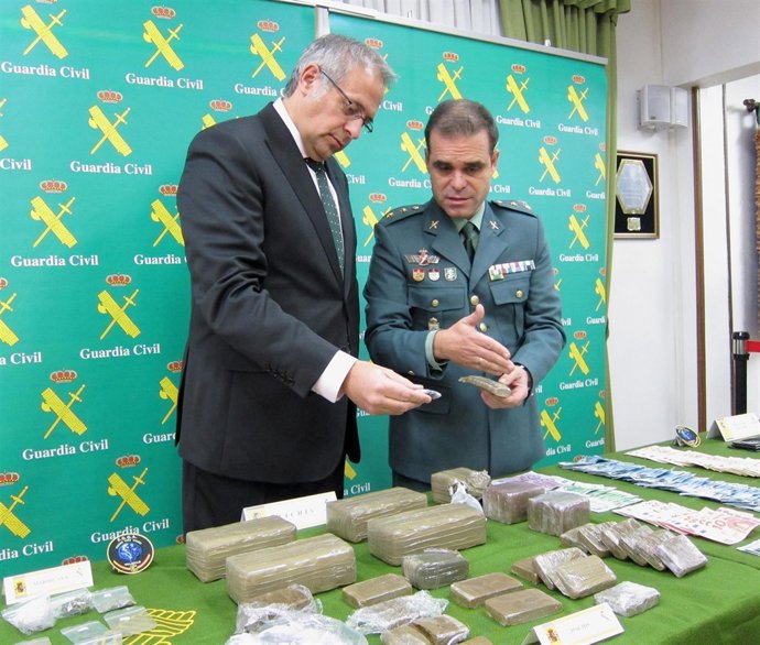 Martínez Bermejo y Peña junto a la droga y objetos incautados