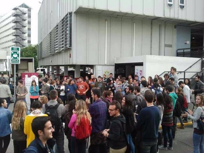 Concentración de alumnos en el campus universitario de Macarena