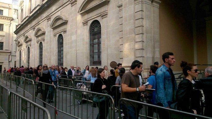 Sevillanos visitan la capilla ardiente de la duquesa de Alba