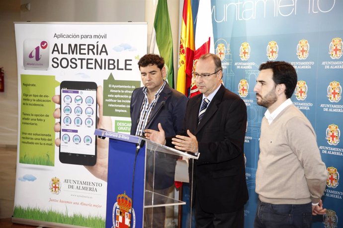 El alcalde de Almería presenta la aplicación móvil 'Almería Sostenible'