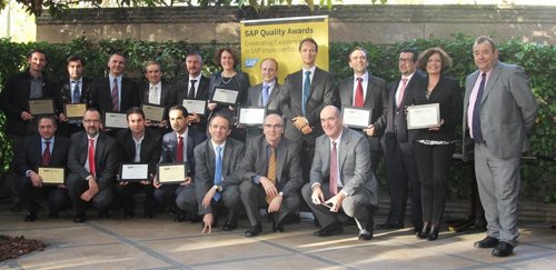 Premiados y miembros del jurado junto al director general de SAP España