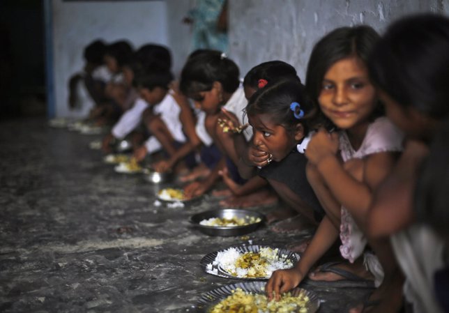 Niños comiendo gracias a la beneficiencia