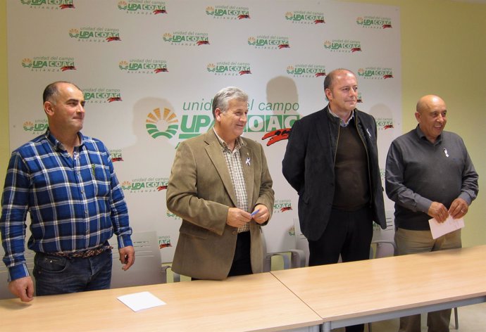 Miembros de UPA-COAG y el director de compras ganaderas de Carnes Selectas (2ºd)