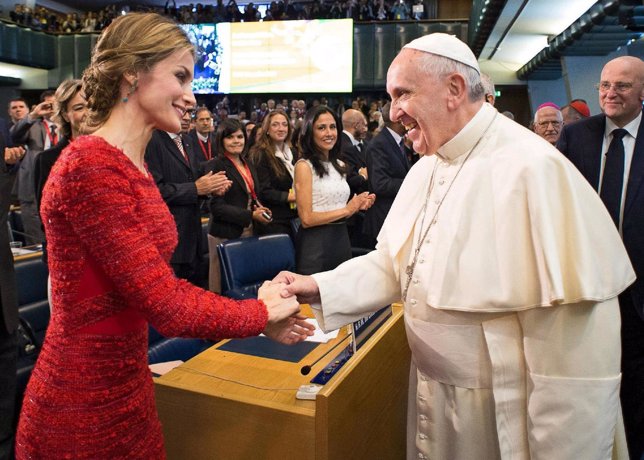 Letizia de negro, blanco y de rojo con el Papa Francisco